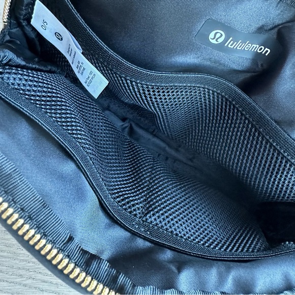 ❌ NWT Lululemon Everywhere 1L Belt Bag - Black Velour & Gold Hardware - Picture 3 of 11
